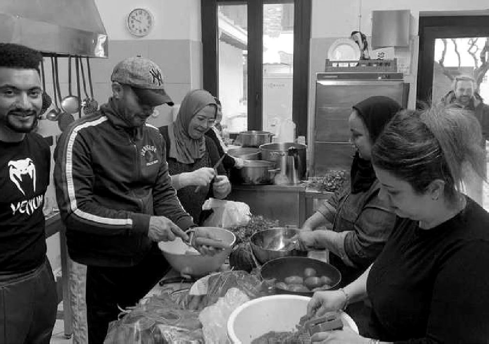 Persone di diverse età e origini che lavorano insieme nella cucina di un laboratorio